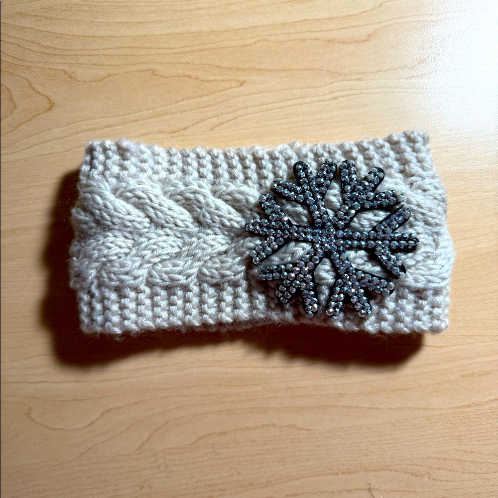 Knitted headband with snowflake charm #winteraccessories
